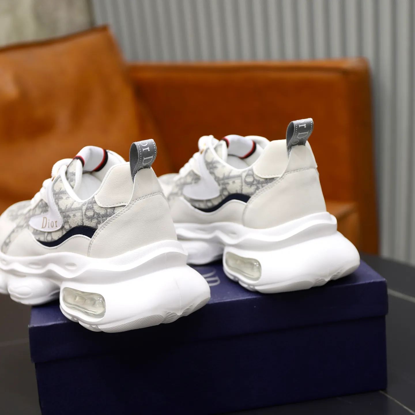 Ex-factory price: 462💰🙅‍♂️🙅‍♂️🙅‍♂️ Brand: Dior DIOR Standard code: 38-44 (45 customized) Grade: Same as the official website Material: Original cowhide material spliced with brand cloth Comfortable and breathable lining Lightweight and wear-resistant sports outsole Style category: Men's fashion casual shoes Running sports shoes Distinguished luxury brand elements Top luxury color: actual picture color